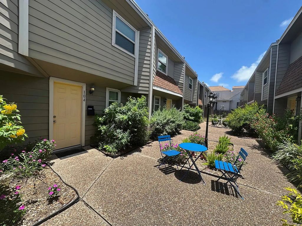 424 15th Street 104, Galveston
