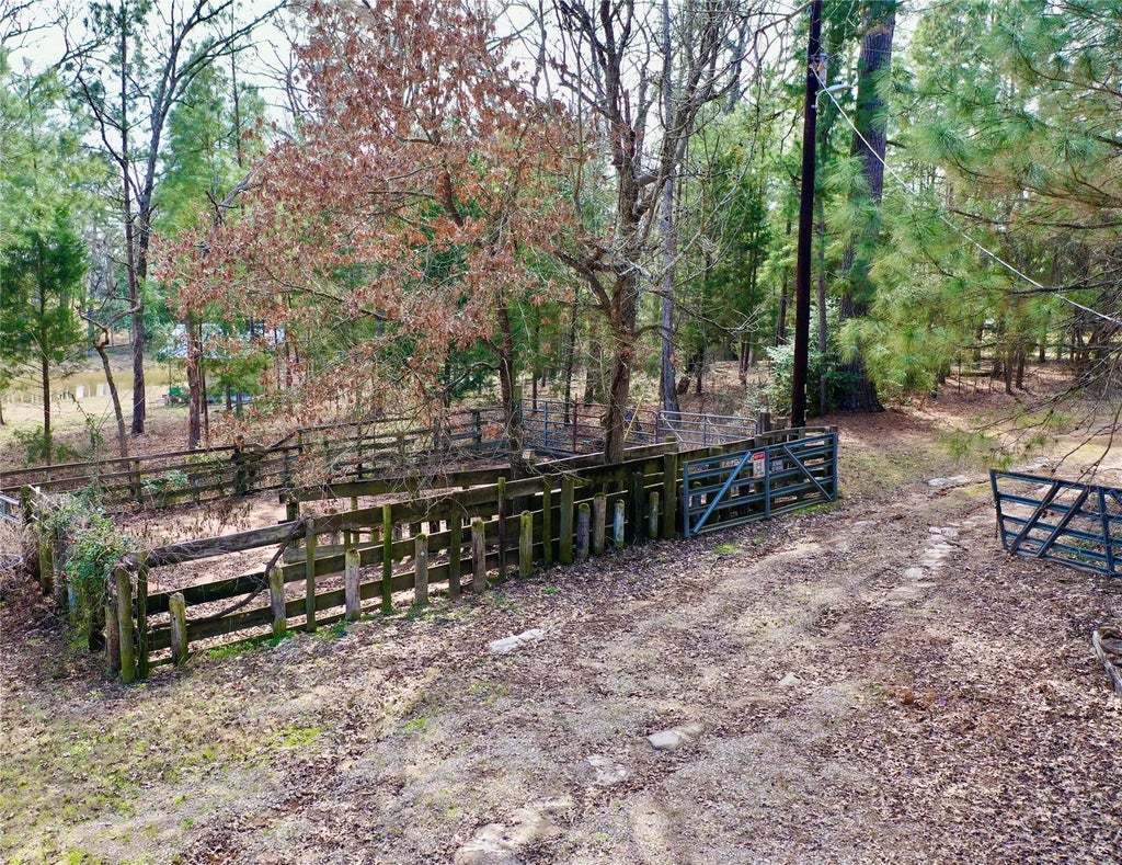 303 An County Road 2105, Palestine