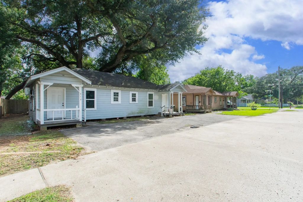 713 W Willis Street, Alvin