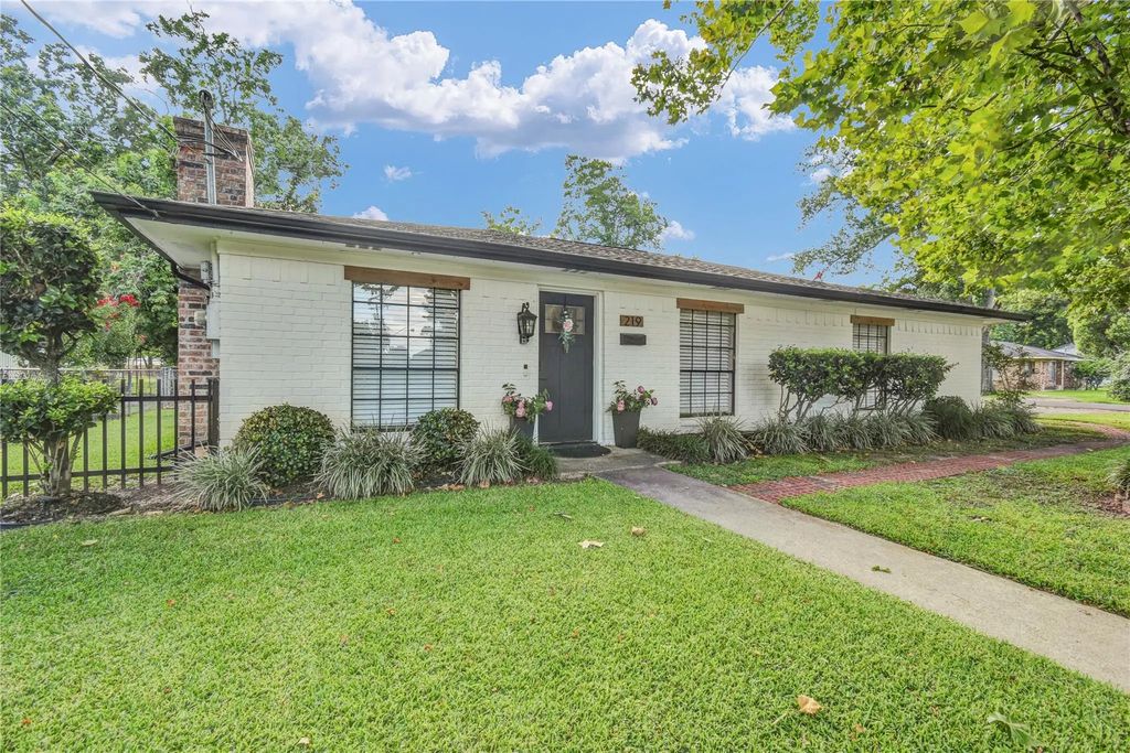 219 S Shanks Street, Clute