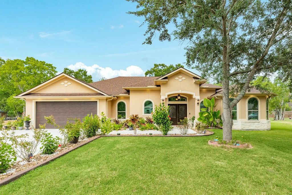 309 Hickman Ln, Angleton