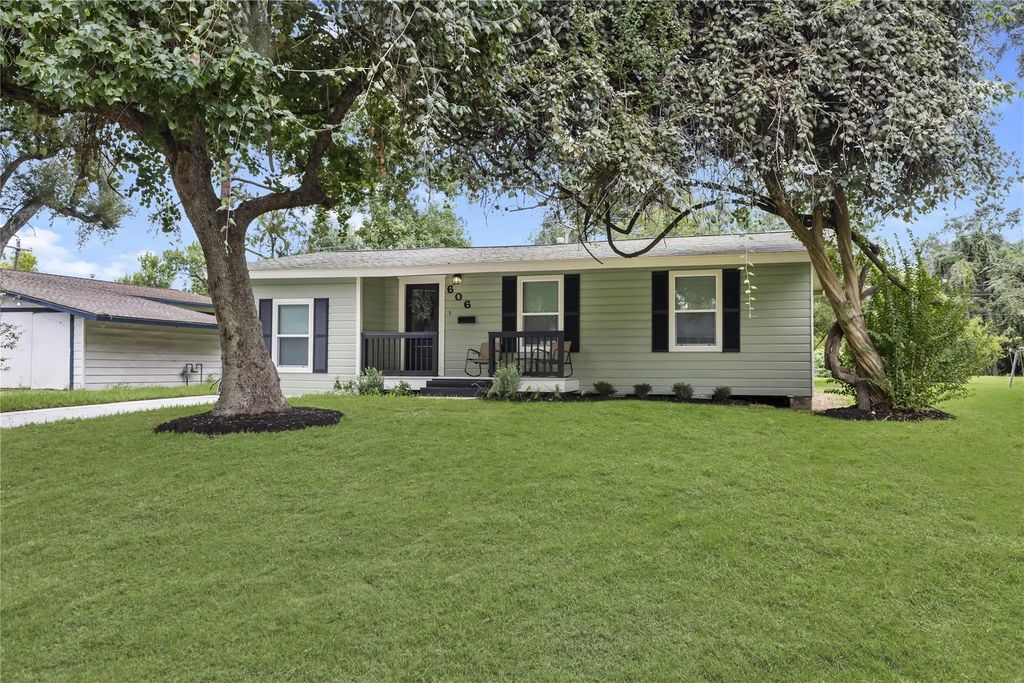 606 Winding Way Street, Lake Jackson