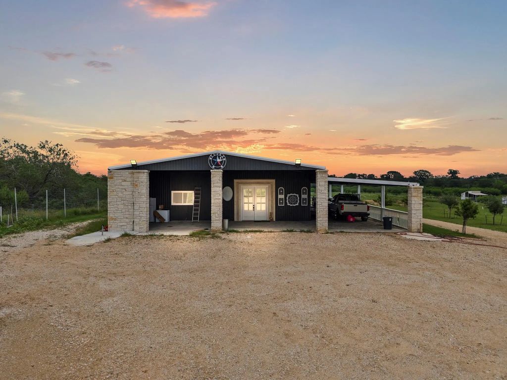 1950 County Road 430, Waelder