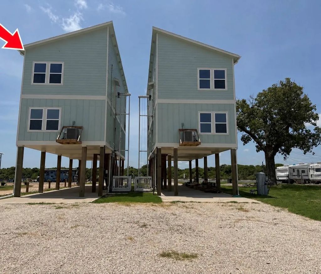 438 Private Road 670, Matagorda