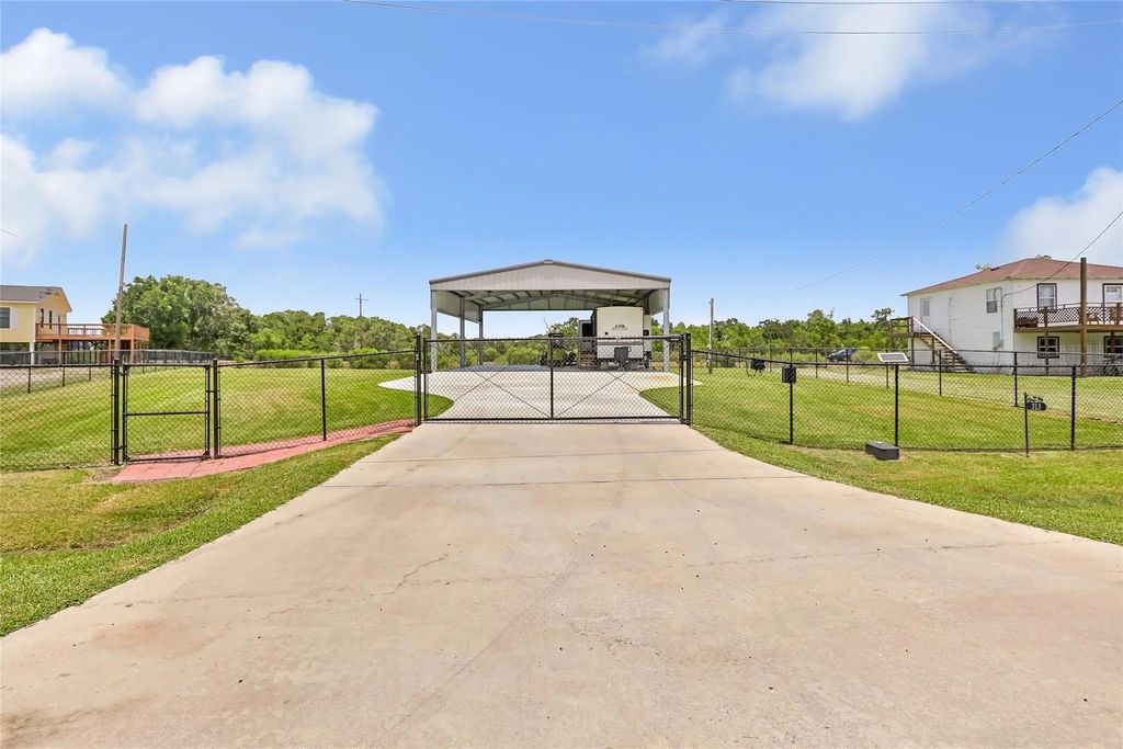 313 Oak Island Drive, Anahuac