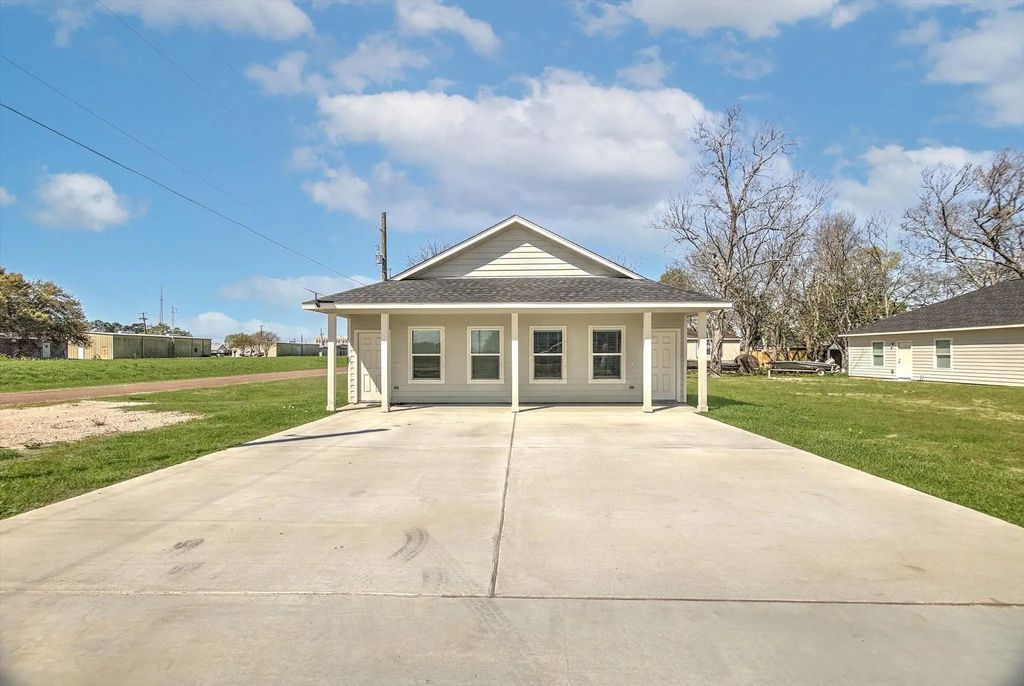 609 Canal Street, Anahuac