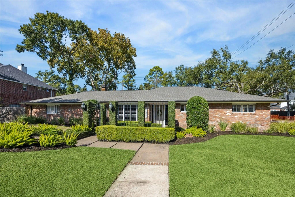 11702 Spriggs Way, Hedwig Village