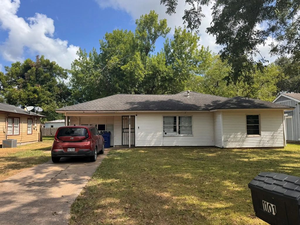 1101 Southampton Dr, Angleton