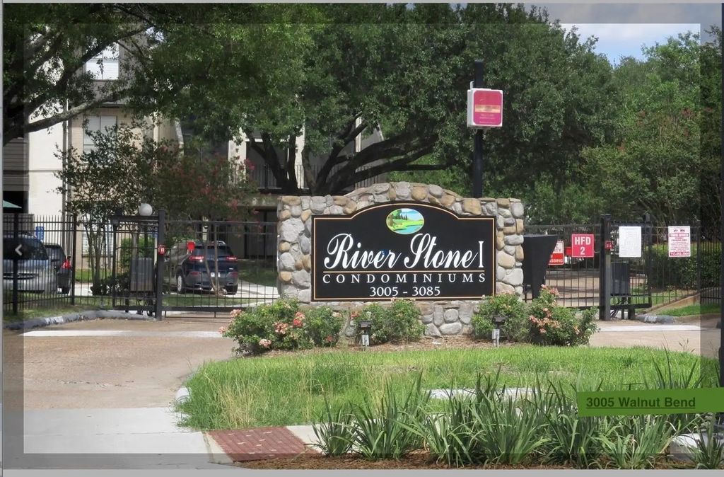 3075 Walnut Bend Lane 24, Houston