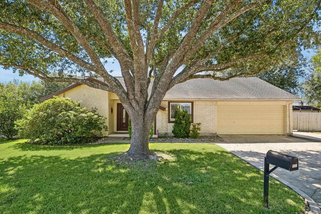 411 Dogwood Circle, Friendswood