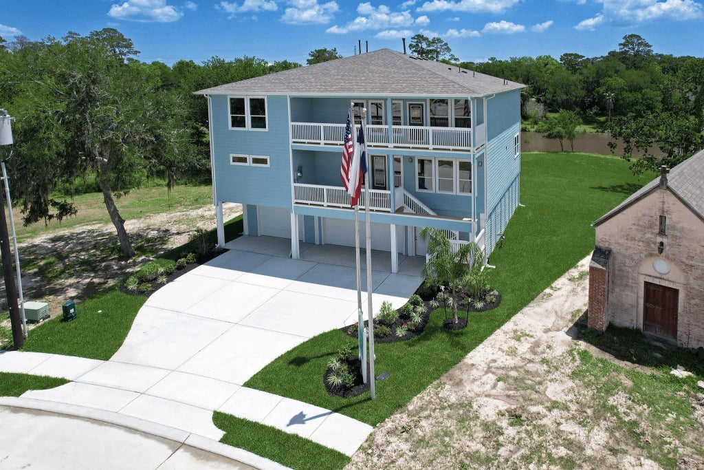 3921 Peacock Isle Drive, Dickinson