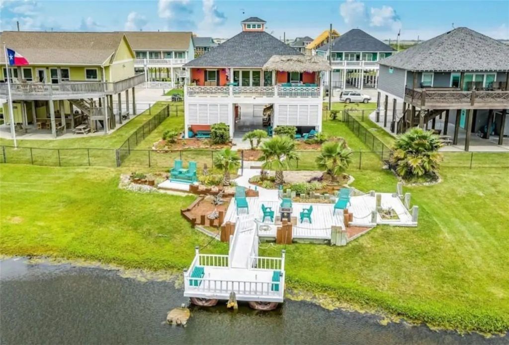 2296 E Crab Street, Crystal Beach