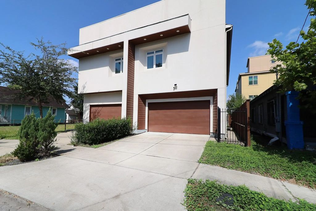 131 N Kendall Street, Houston