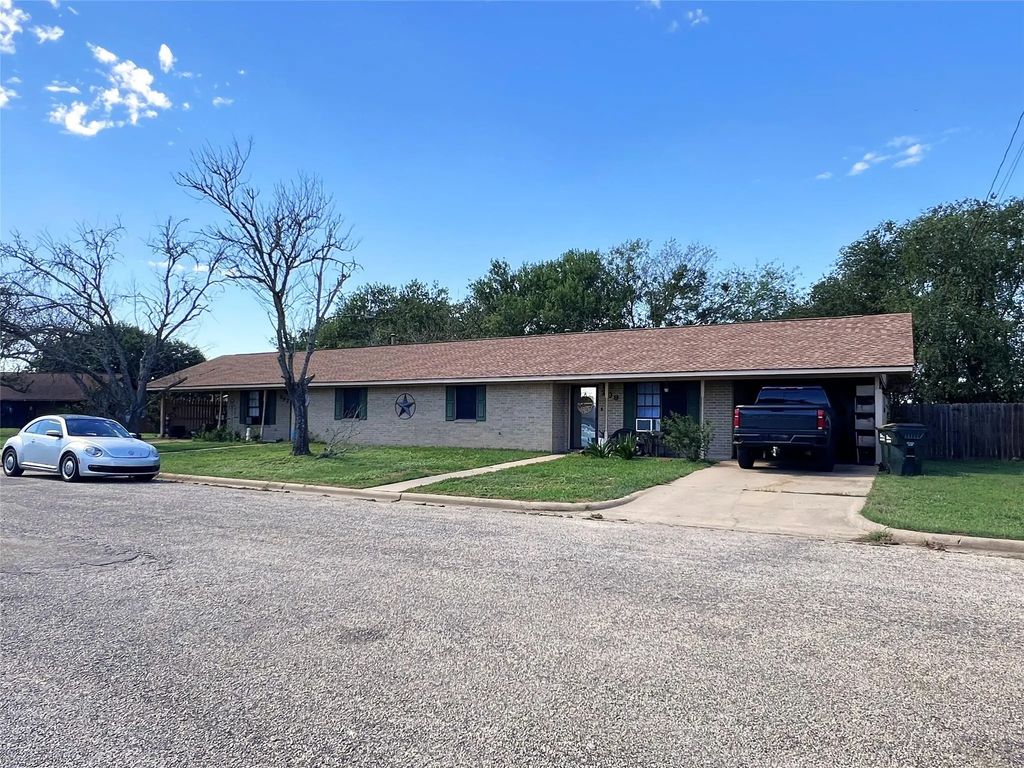 207 Cactus Street, Giddings