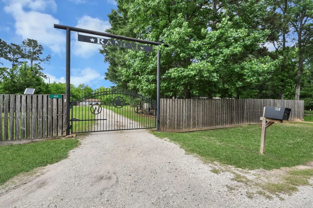 585 County Road 3796, Cleveland