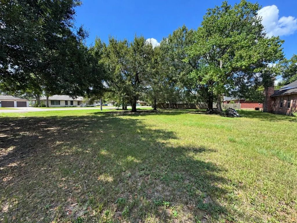 001 Elizabeth Ave, Rosenberg