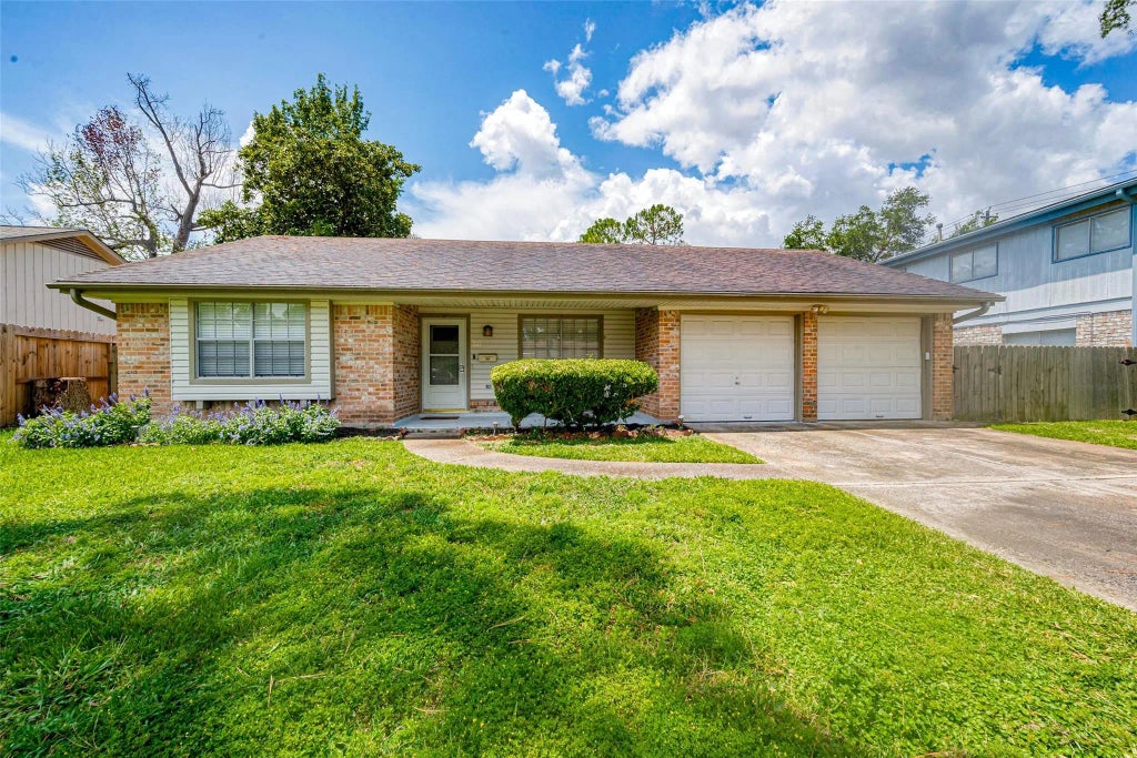 7231 Pine Grove Drive, Houston