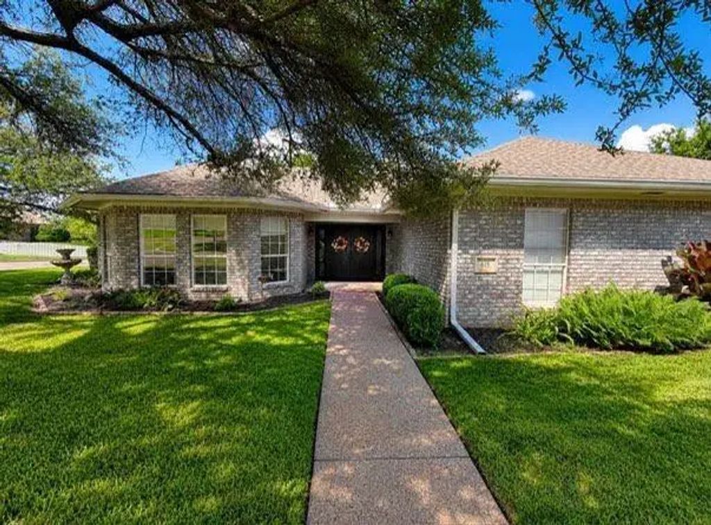 415 Oak Crest, Clifton