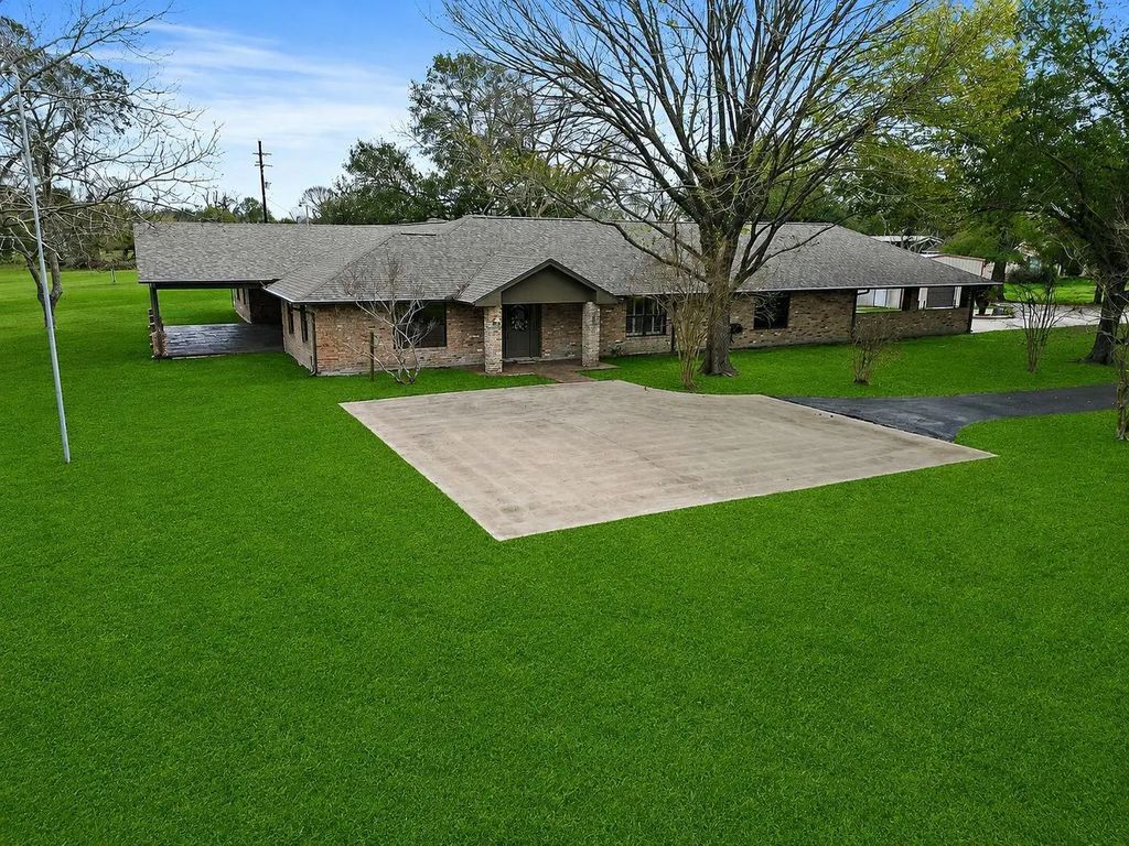15151 Lakeview Drive, Beach City