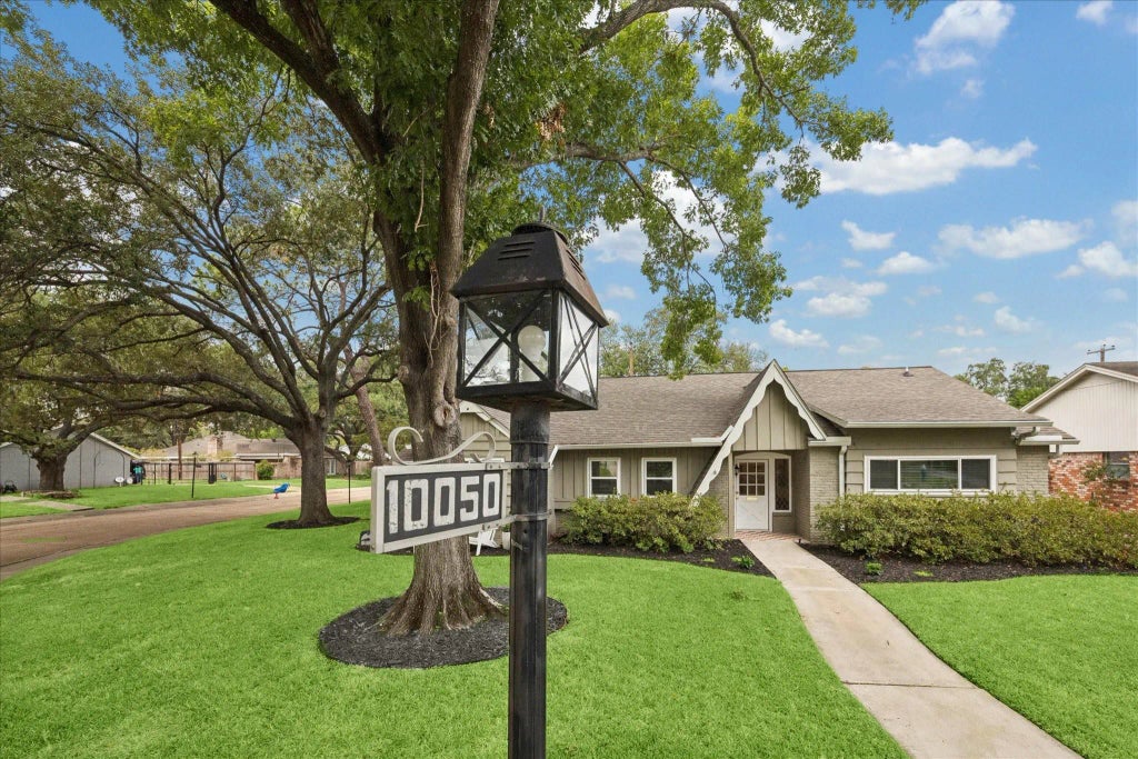 10050 Locke Lane, Houston