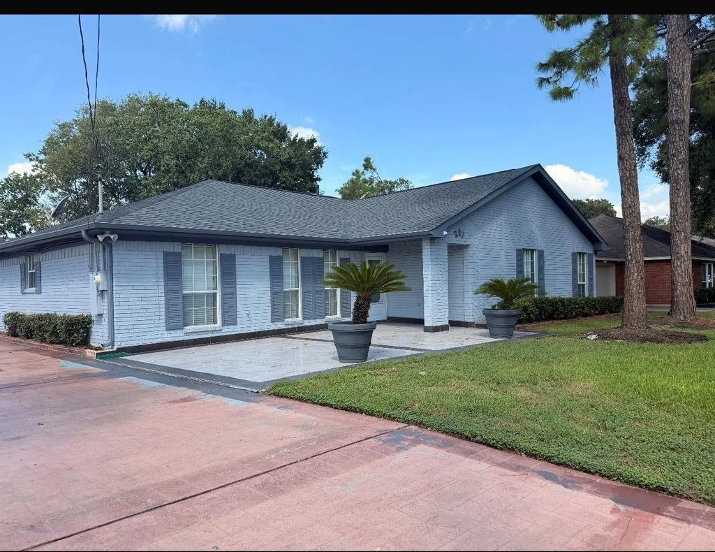 201 Amber Lane, League City