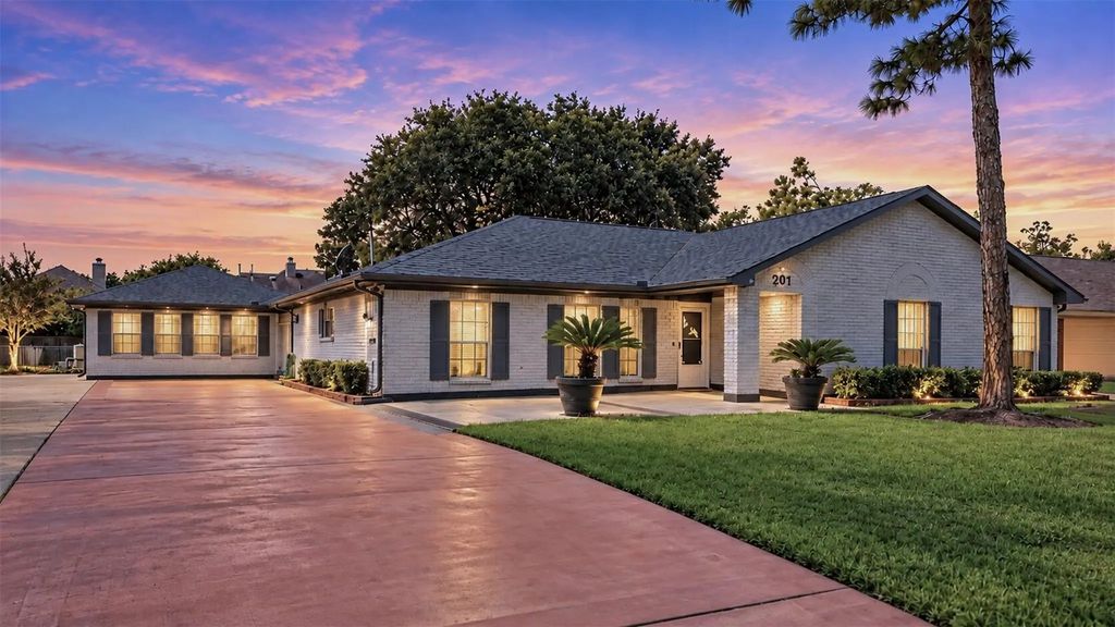 201 Amber Lane, League City