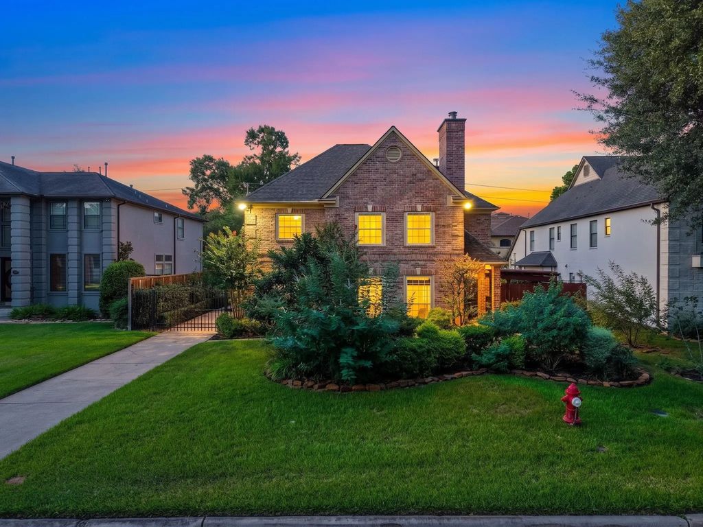 4616 Spruce Street, Bellaire