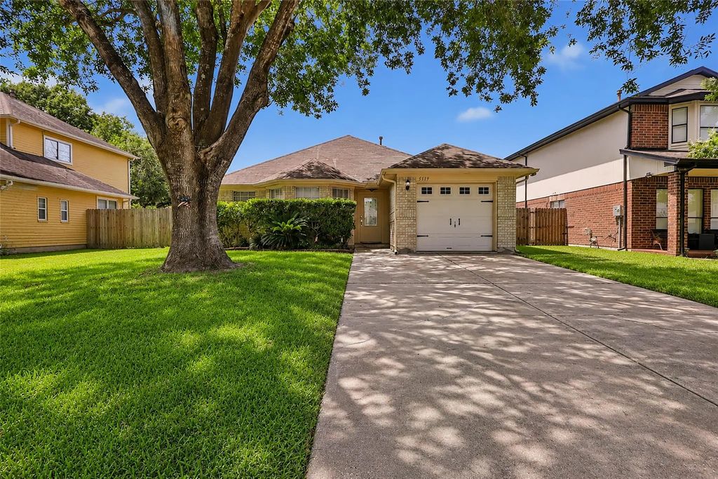 5519 Chisholm Trail, Dickinson