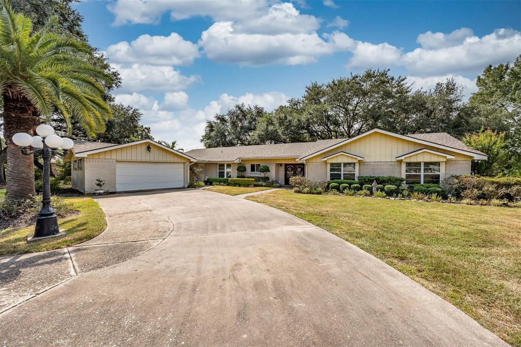 803 Sharon Lane, Baytown