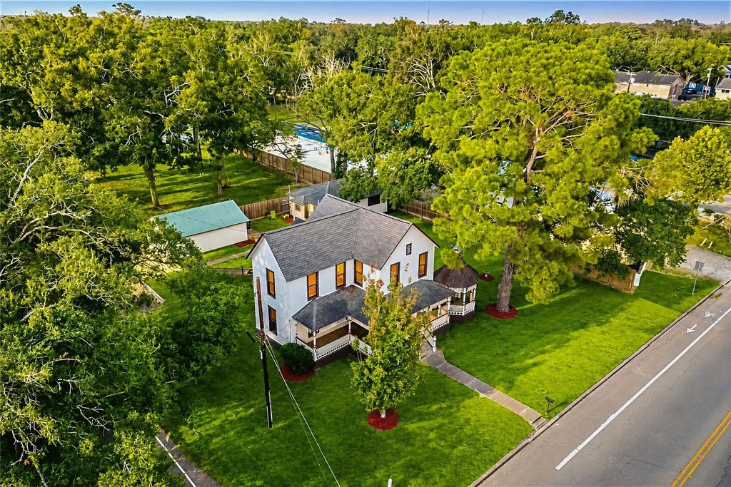 816 W Adoue Street, Alvin