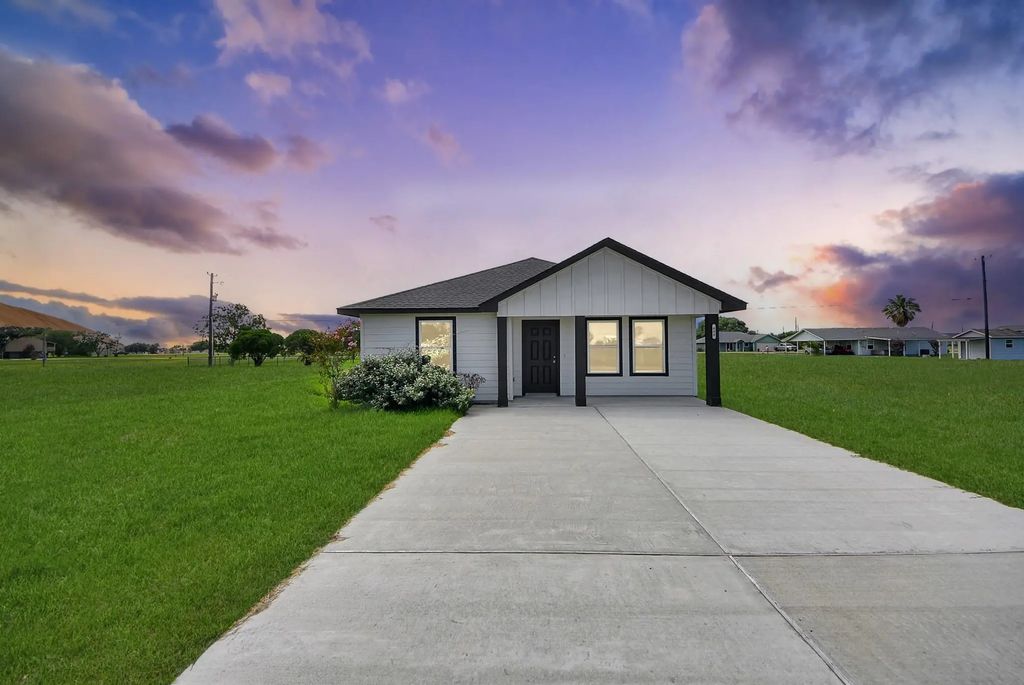 688 Swallow Drive, Palacios