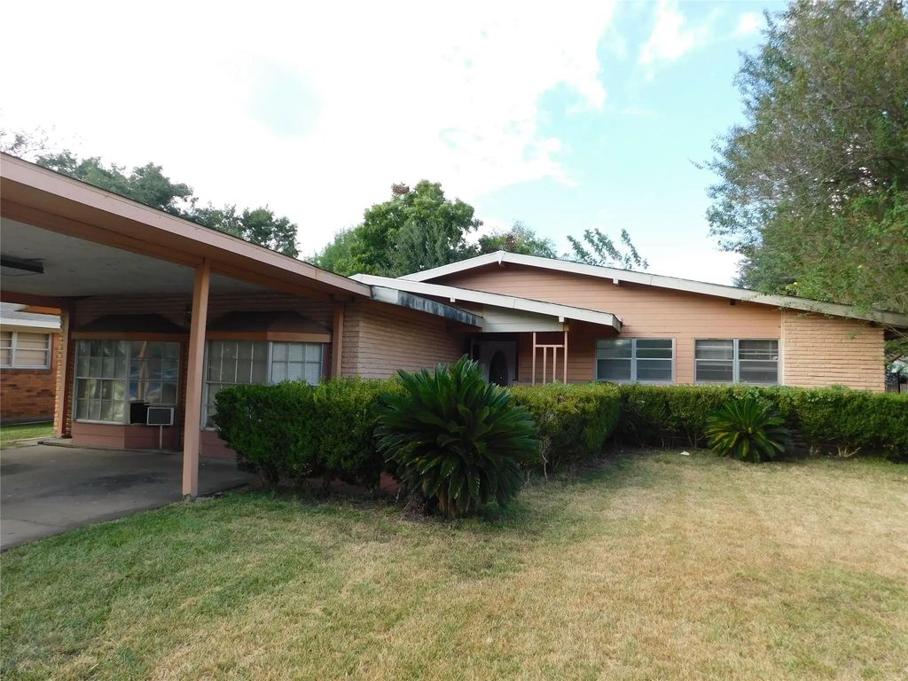 402 Cavalier Lane, Pasadena