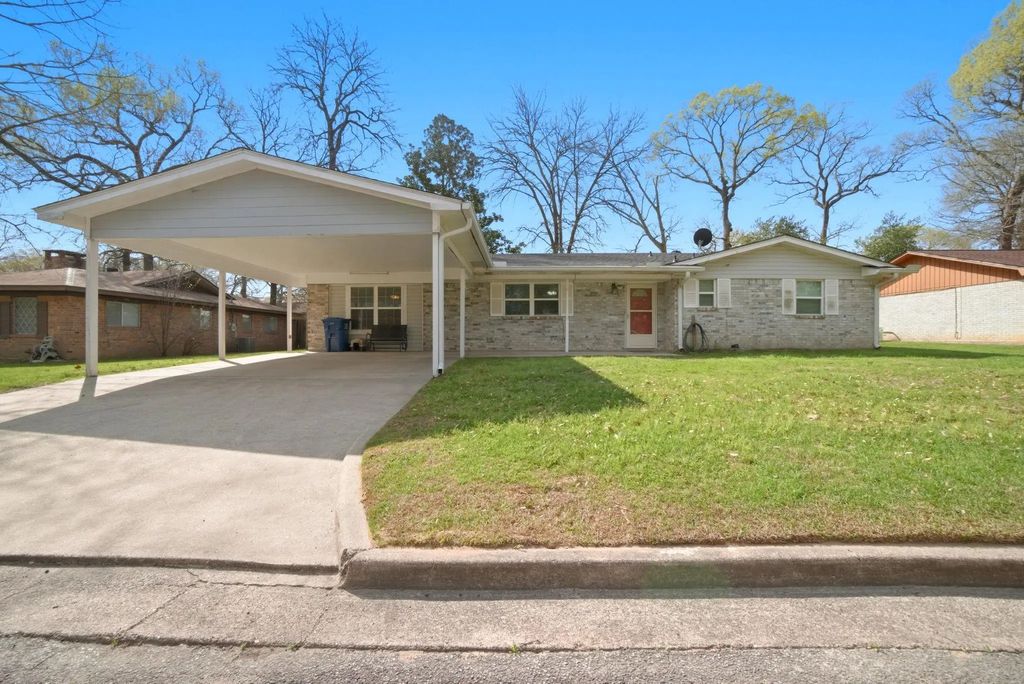 209 Red Oak Street, Livingston