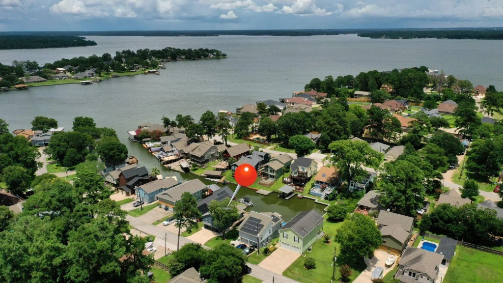 128 Clear Water Street W, Montgomery