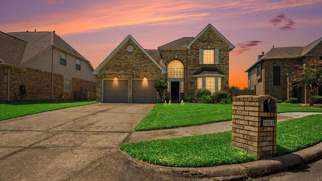 1927 Pinewood Court, Baytown