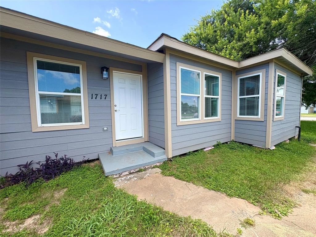1717 W 4th Street, Freeport