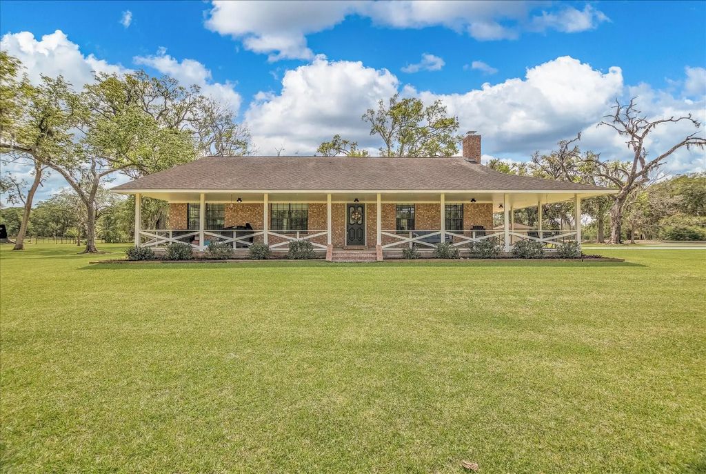 159 County Road 611a, Angleton