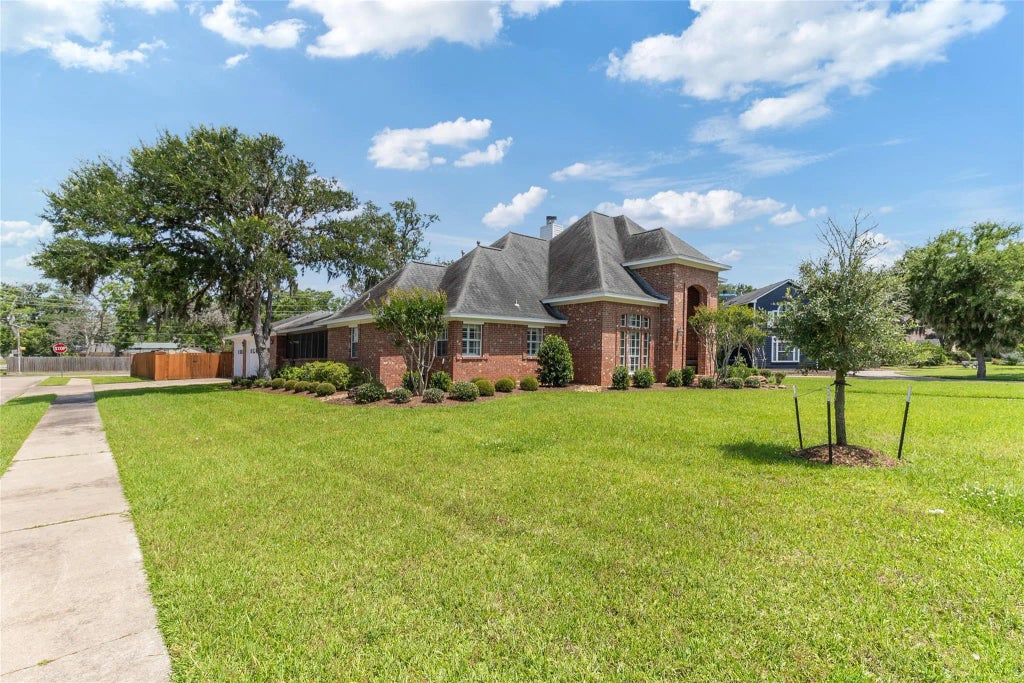 51 Oak Hollow Circle, Lake Jackson