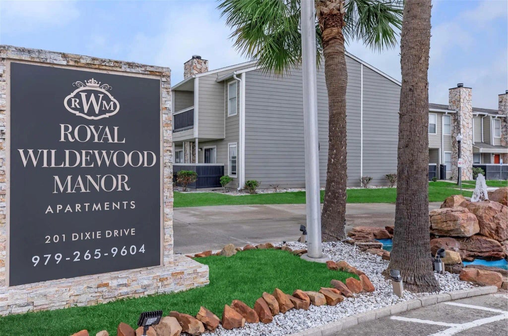 201 Dixie Drive, Clute