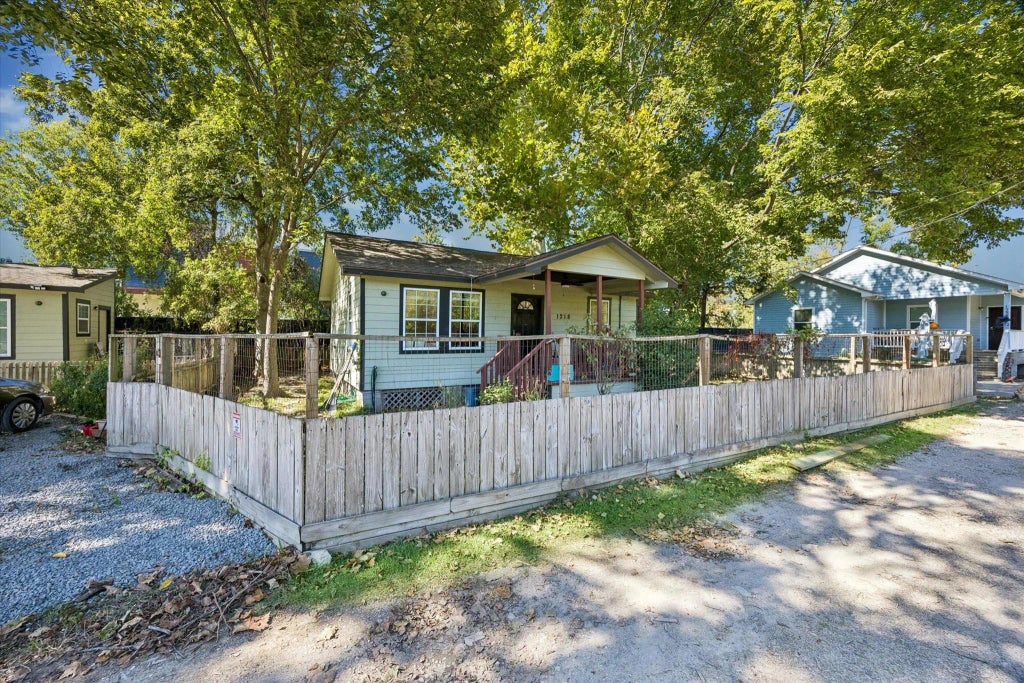 1218 & 1216 Paul Quinn Street, Houston