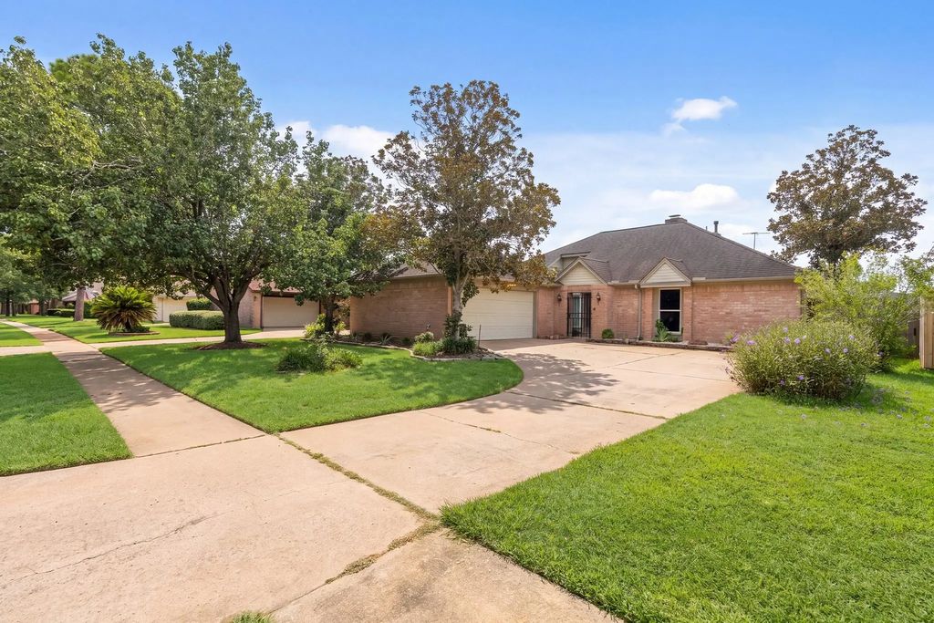 15619 Four Leaf Drive, Houston