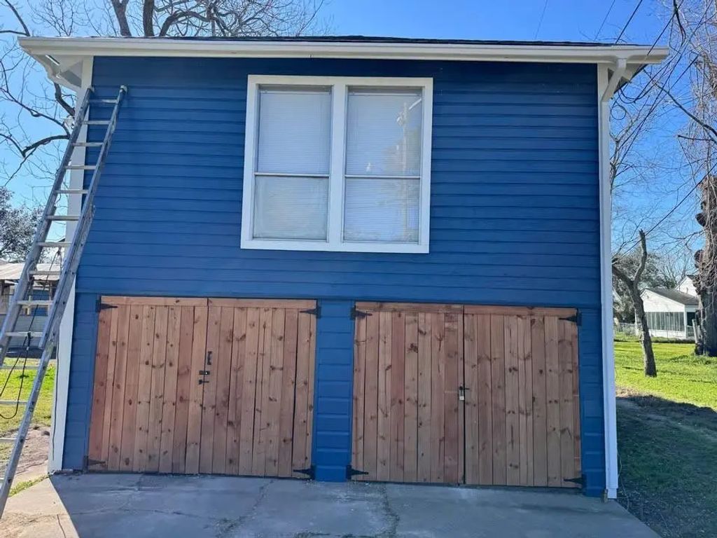 415 N Rockisland Street, Angleton