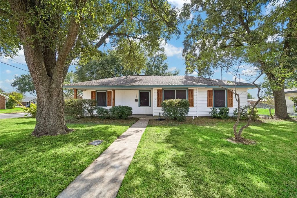 901 Ivy Avenue, Deer Park