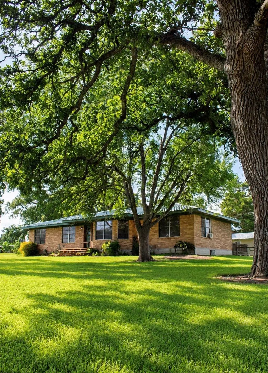 134 Private Road 1006, Hallettsville