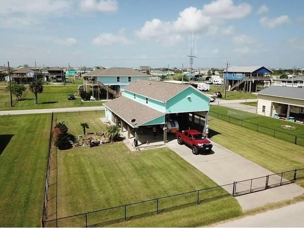 930 West Lane, Crystal Beach