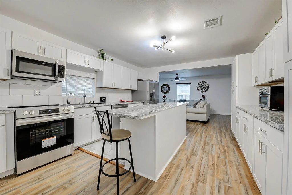 706 Beaumont St, Anahuac