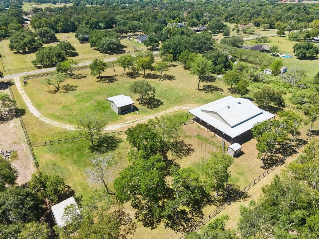 33 Riverwood Lane, Hempstead