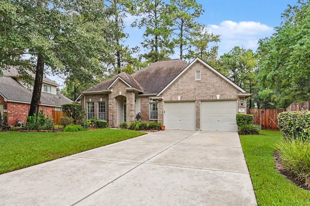 26 N Brooksedge Circle, The Woodlands