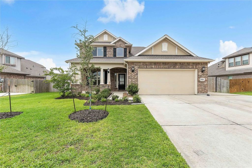 9818 Colonial Downs Drive, Mont Belvieu