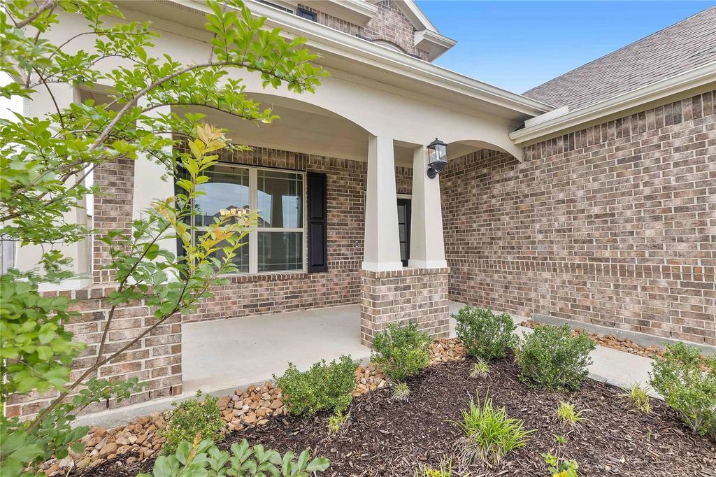9818 Colonial Downs Drive, Mont Belvieu